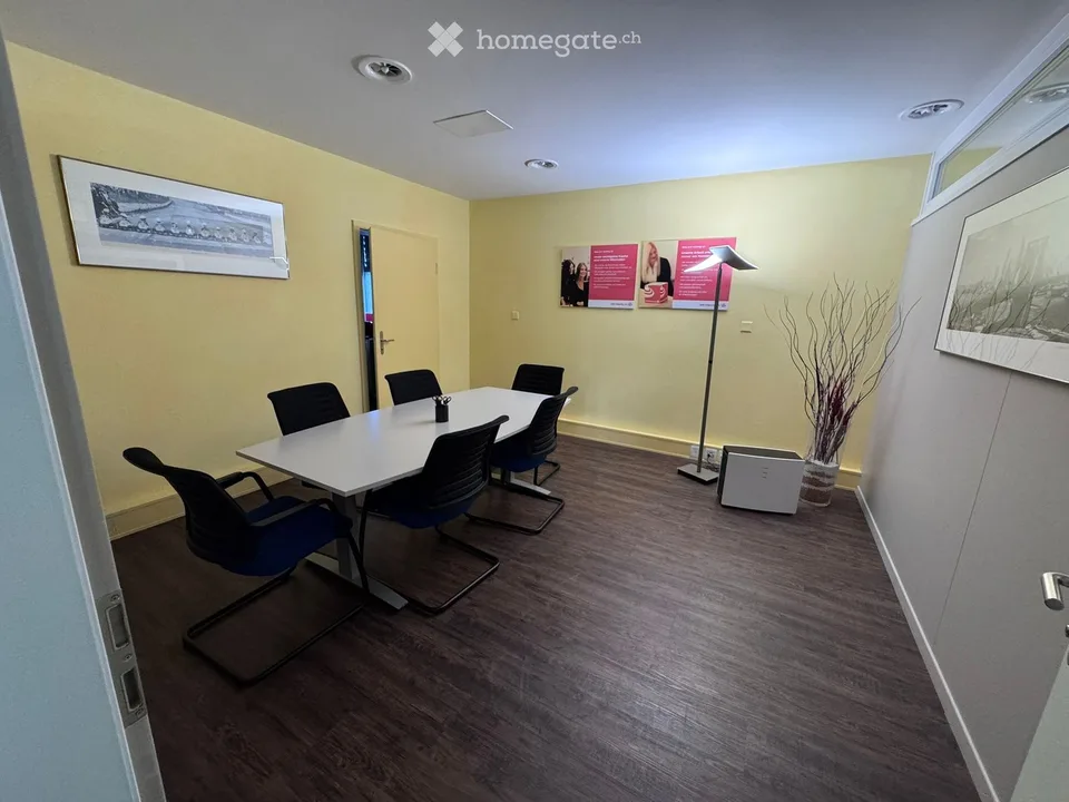 Moderne 3.5-Zimmer-Büroräume an zentraler Lage in Lenzburg inklusive Lagerraum und Parkplätze