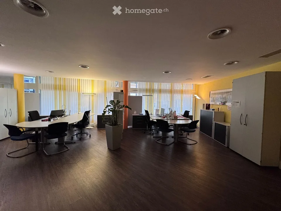 Moderne 3.5-Zimmer-Büroräume an zentraler Lage in Lenzburg inklusive Lagerraum und Parkplätze