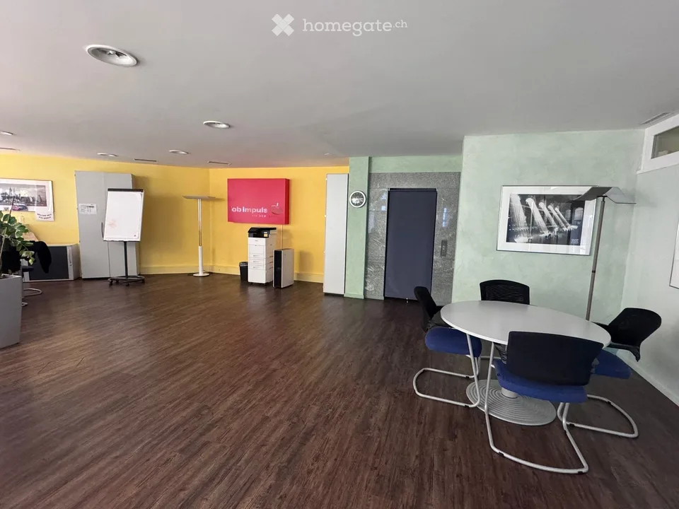 Moderne 3.5-Zimmer-Büroräume an zentraler Lage in Lenzburg inklusive Lagerraum und Parkplätze