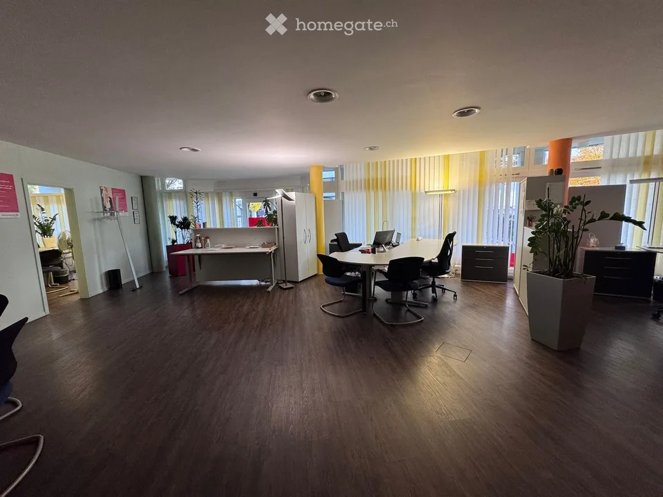 Moderne 3.5-Zimmer-Büroräume an zentraler Lage in Lenzburg inklusive Lagerraum und Parkplätze