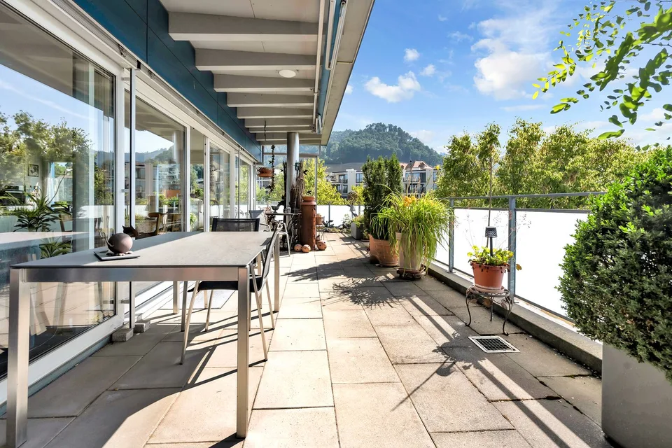 Modernes Attikawohnen im Zentrum von Bolligen