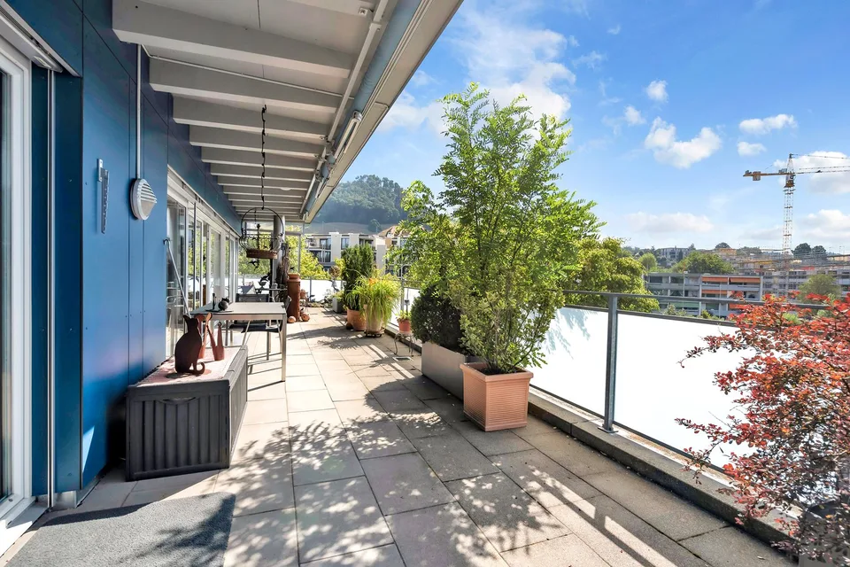 Modernes Attikawohnen im Zentrum von Bolligen