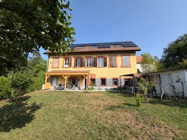 Vente d'une maison avec deux appartements rénovés jardin et dépendances