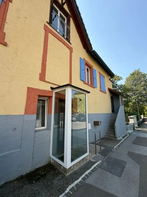 Vendita di una casa con due appartamenti ristrutturati, giardino e annessi