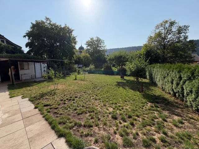 Vendita di una casa con due appartamenti ristrutturati, giardino e annessi