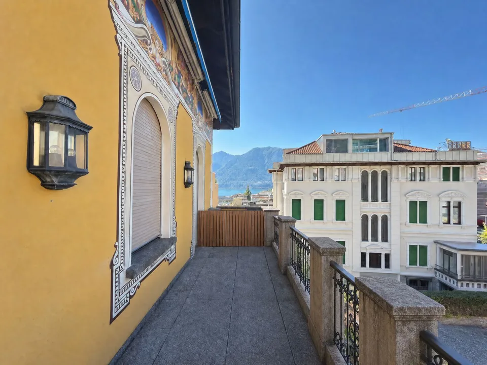 Il fascino della storia, il calore del legno e una vista lago da sc...