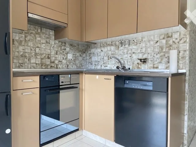 Delizioso appartamento di 3 locali in un edificio storico con balcone a Kollbrunn