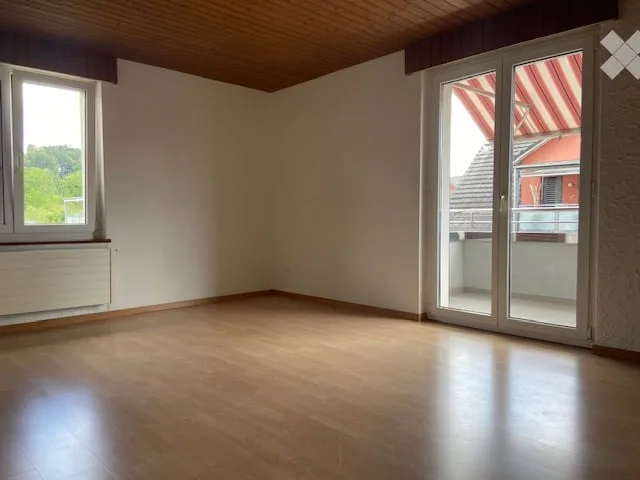 Delizioso appartamento di 3 locali in un edificio storico con balcone a Kollbrunn