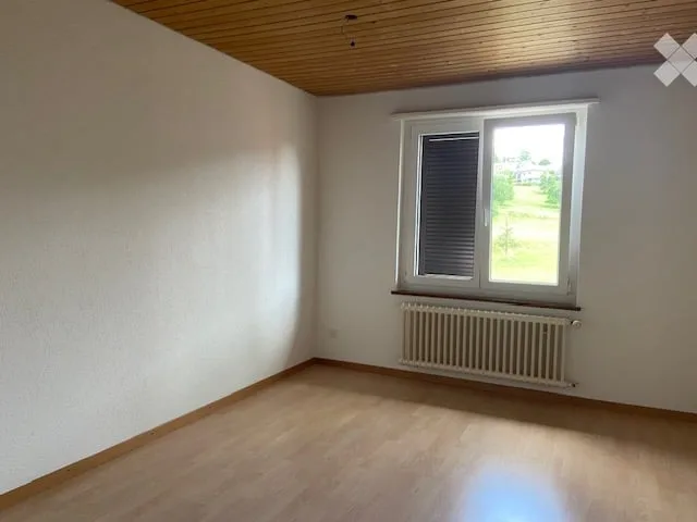 Delizioso appartamento di 3 locali in un edificio storico con balcone a Kollbrunn