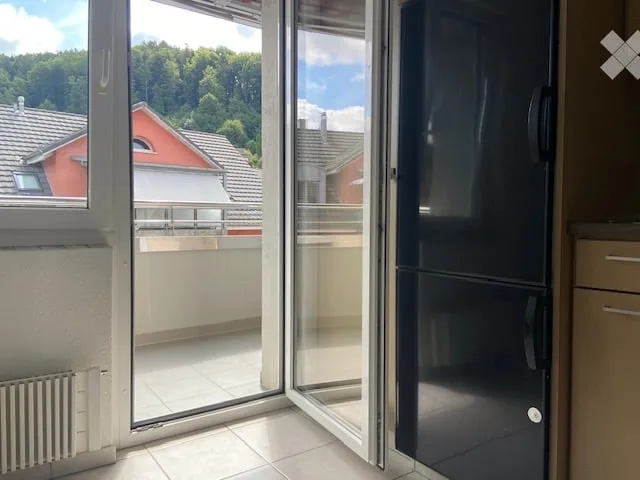 Delizioso appartamento di 3 locali in un edificio storico con balcone a Kollbrunn
