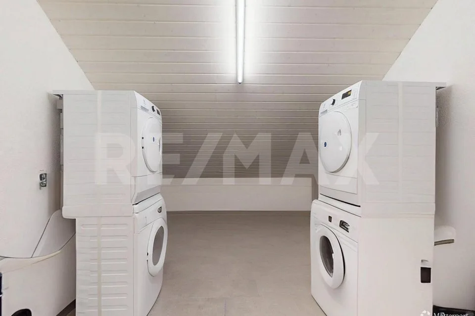 Moderno: appartamento di 3,5 locali all'ultimo piano con vista panoramica a Golaten (Kallnach)