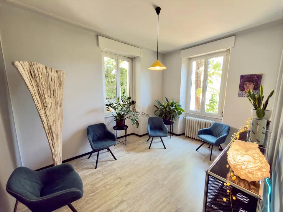 Elegante spazio commerciale in villa storica in posizione strategica