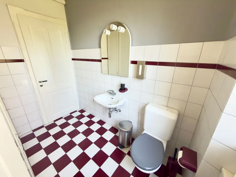 Elegante spazio commerciale in villa storica in posizione strategica