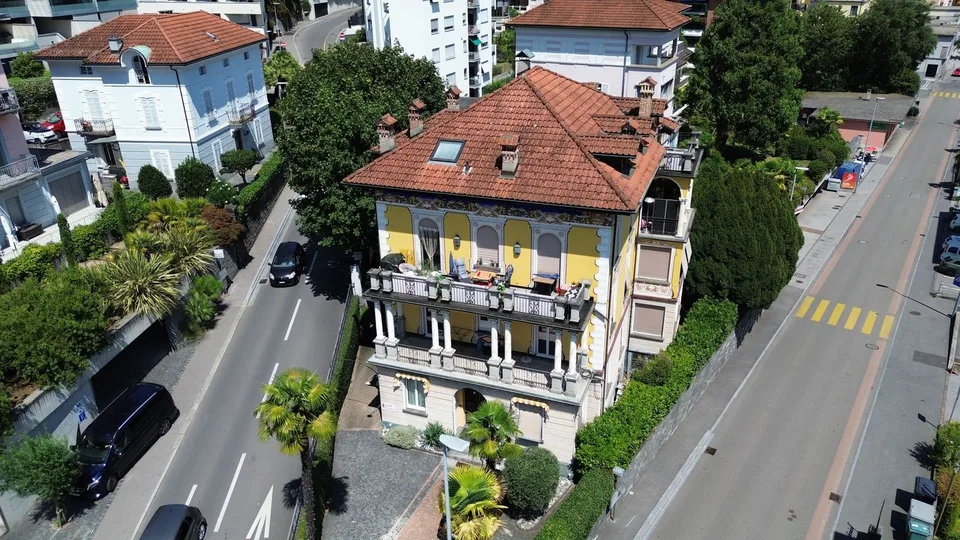 Elegante spazio commerciale in villa storica in posizione strategica