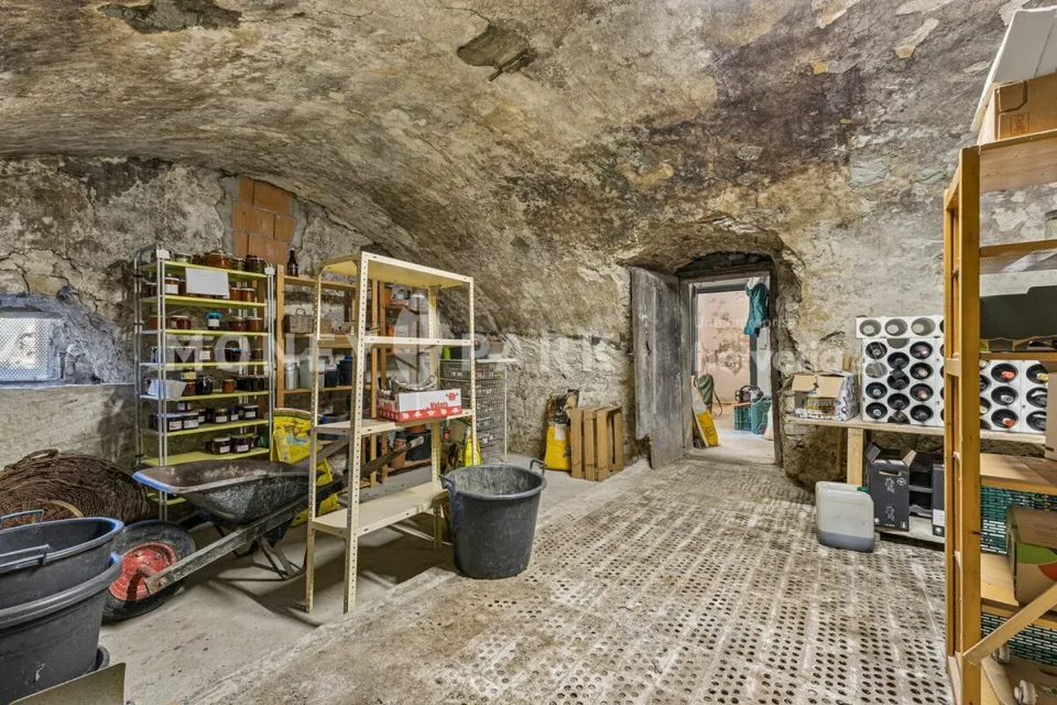 Magnifica proprietà di 8 pezzi con hangar tecnico e quattro garage