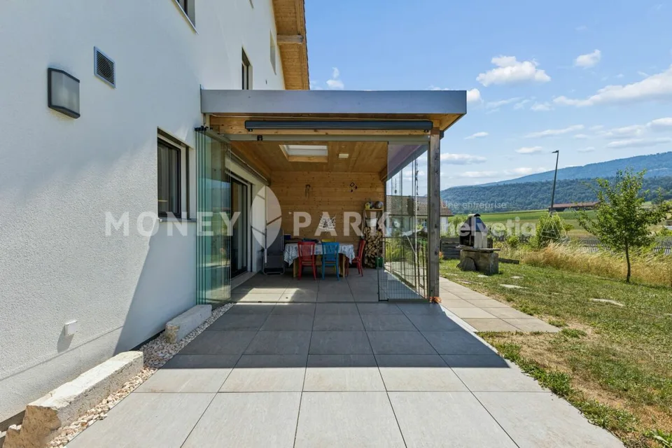 Magnifica proprietà di 8 pezzi con hangar tecnico e quattro garage