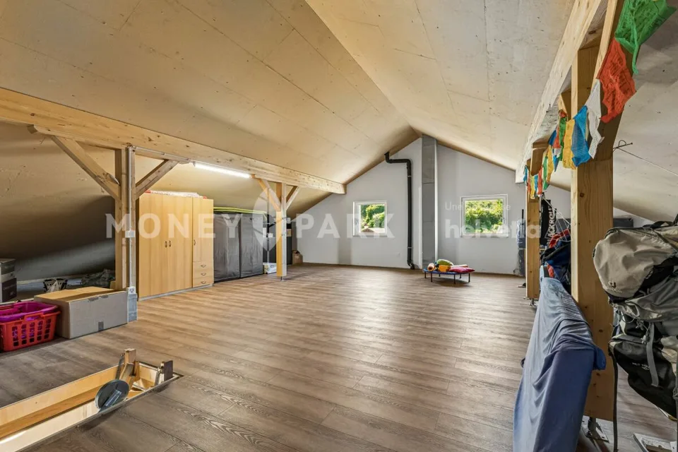 Magnifica proprietà di 8 pezzi con hangar tecnico e quattro garage