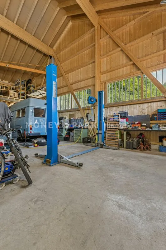 Magnifica proprietà di 8 pezzi con hangar tecnico e quattro garage