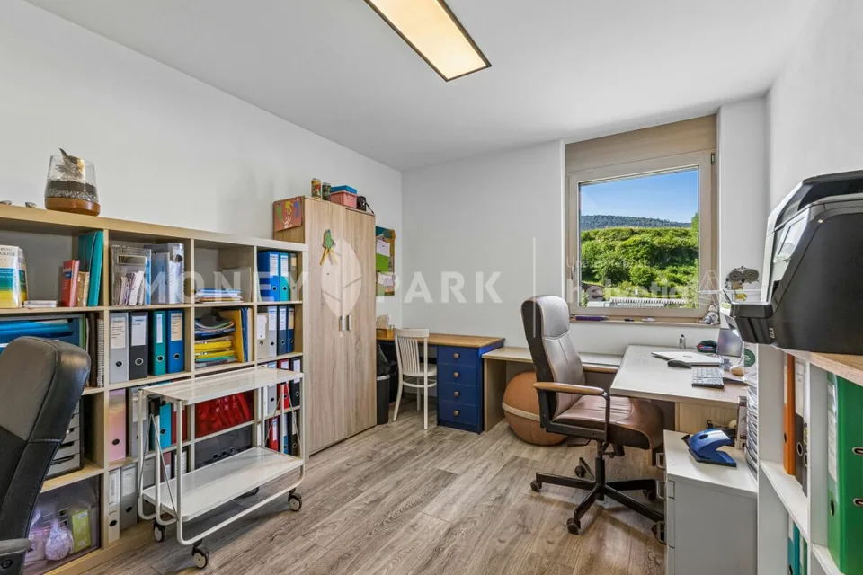 Magnifica proprietà di 8 pezzi con hangar tecnico e quattro garage