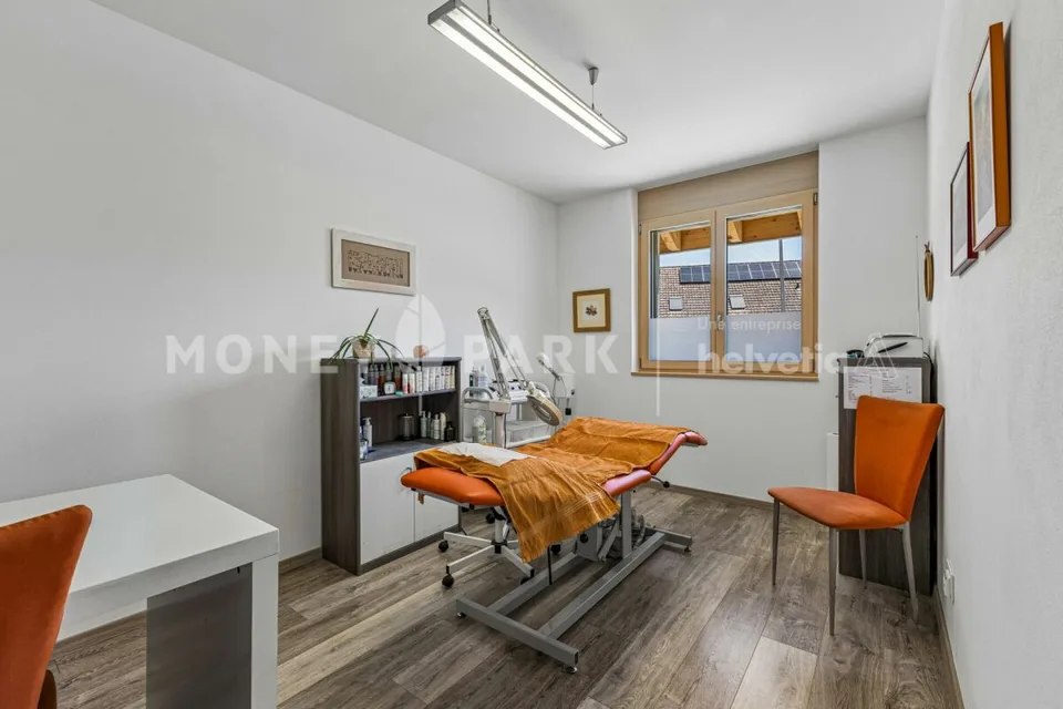 Magnifica proprietà di 8 pezzi con hangar tecnico e quattro garage