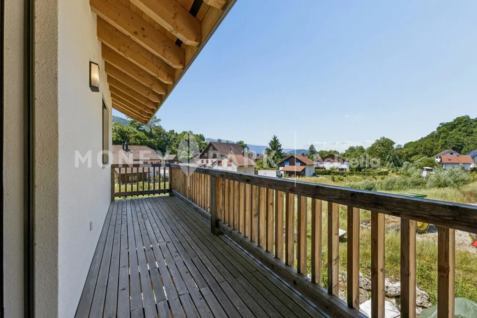 Magnifica proprietà di 8 pezzi con hangar tecnico e quattro garage