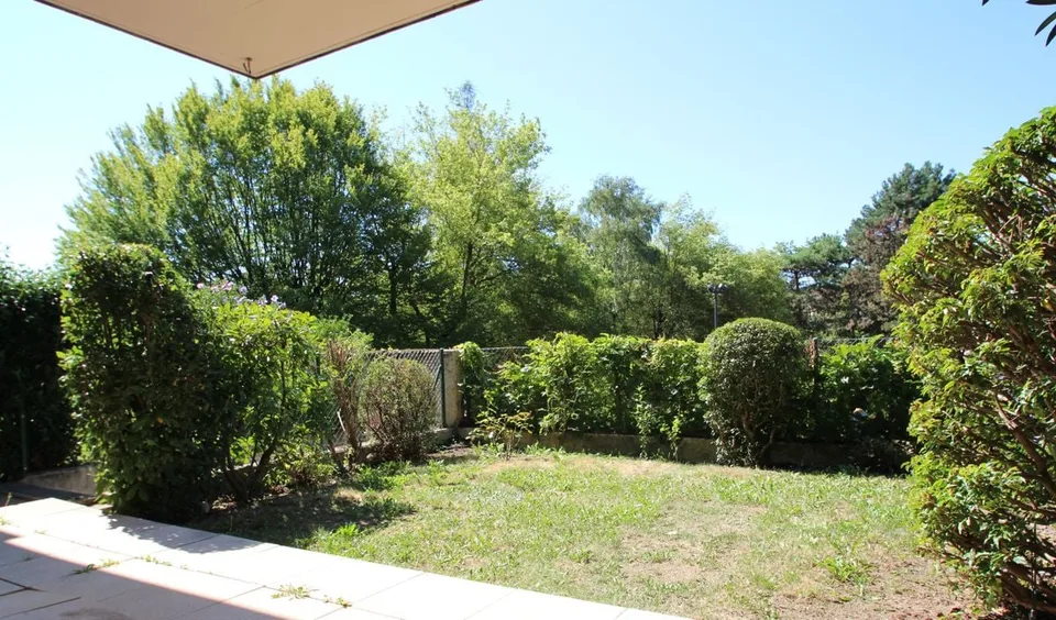 In schöner Wohnanlage, 2.5 Zimmer Parterre mit Terrasse und Garten zu vermieten