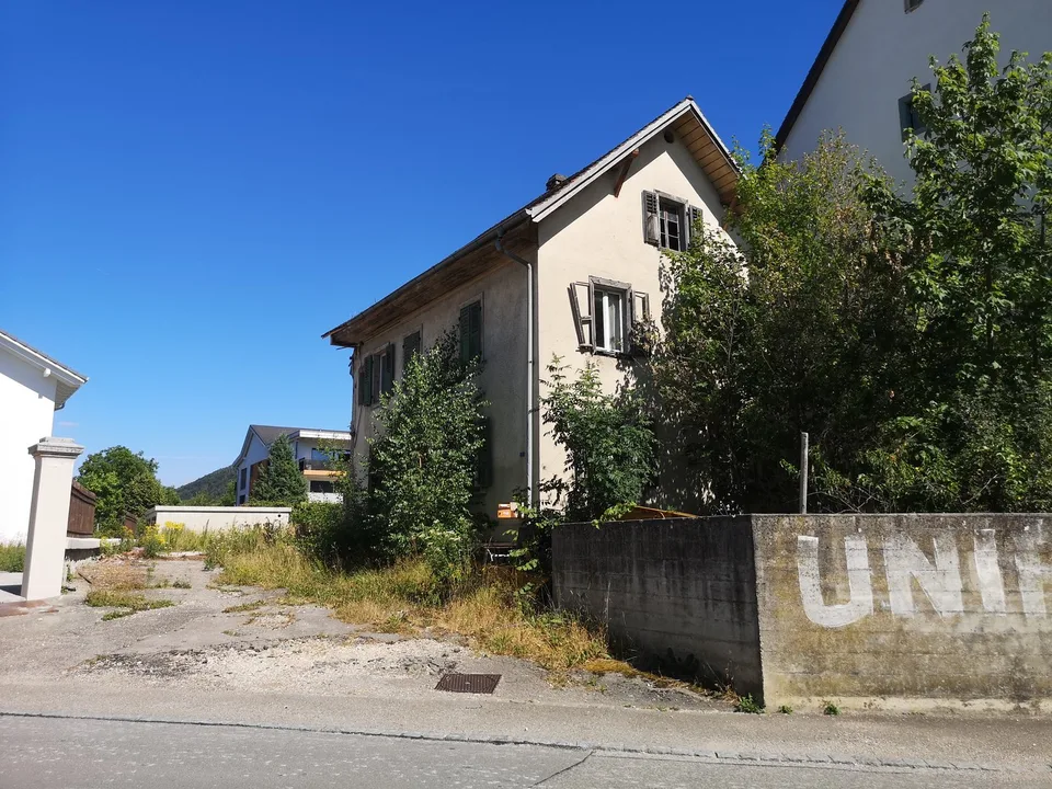Maison individuelle à rénover complément au centre du village