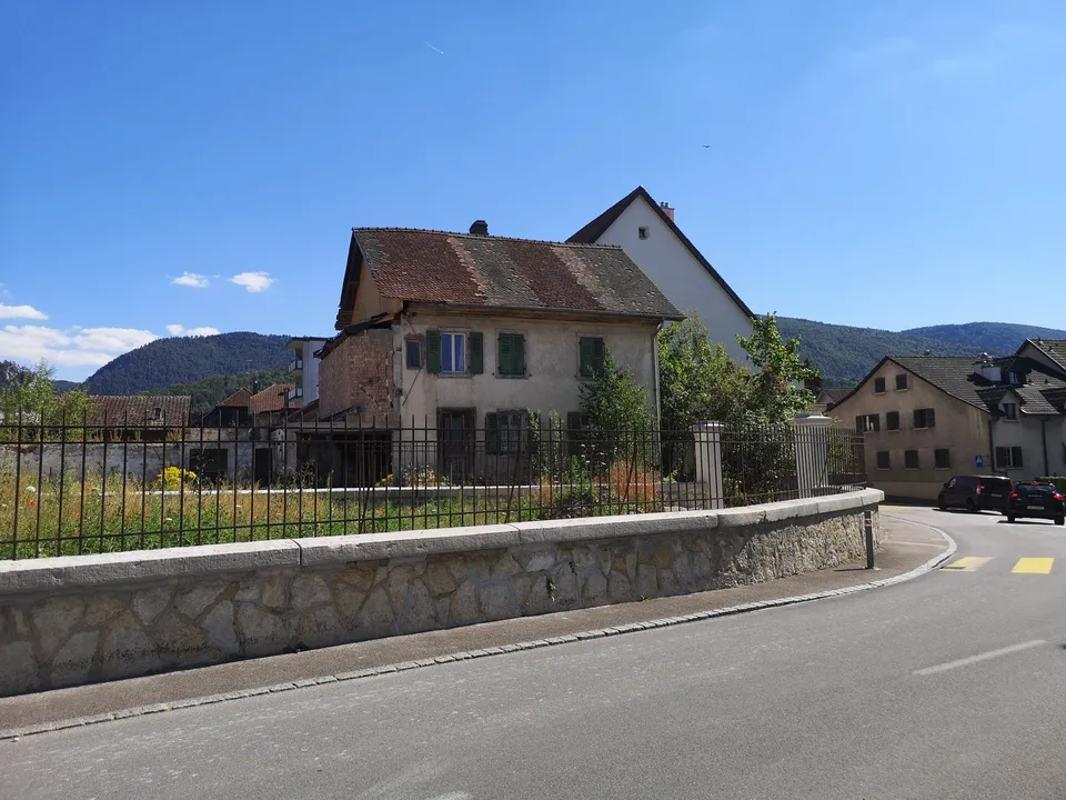 Maison individuelle à rénover complément au centre du village