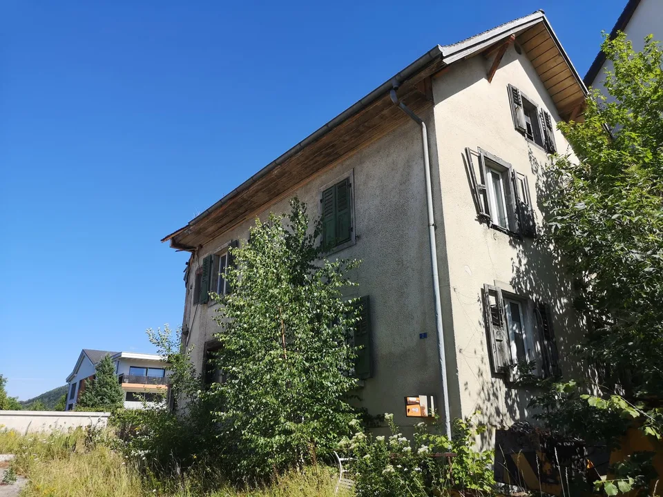 Maison individuelle à rénover complément au centre du village