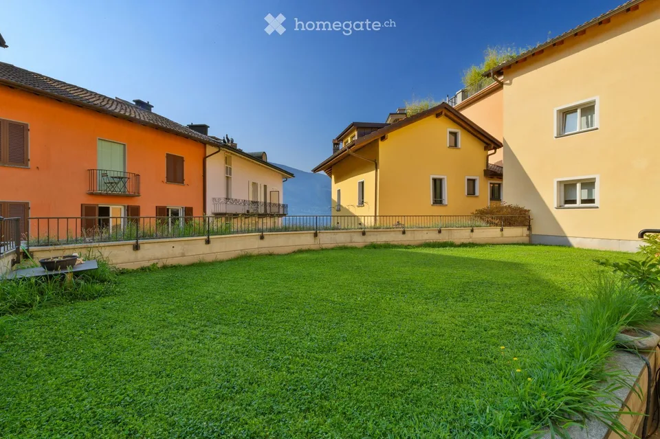 Un raro gioiello con giardino e vista lago nel cuore di Ascona