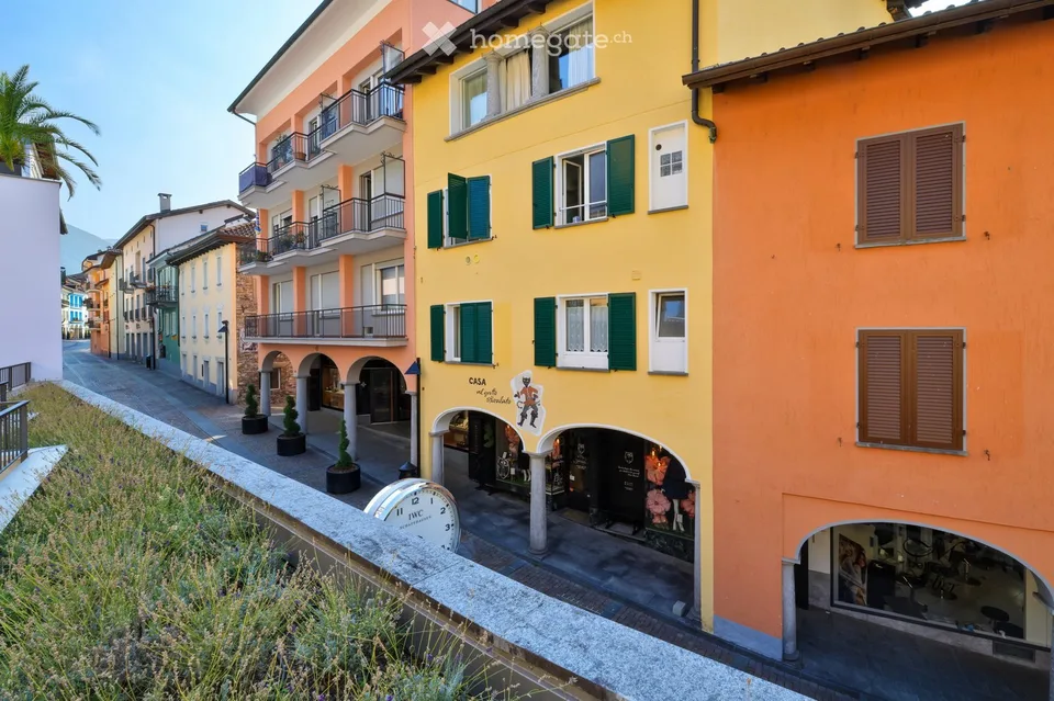 Un raro gioiello con giardino e vista lago nel cuore di Ascona