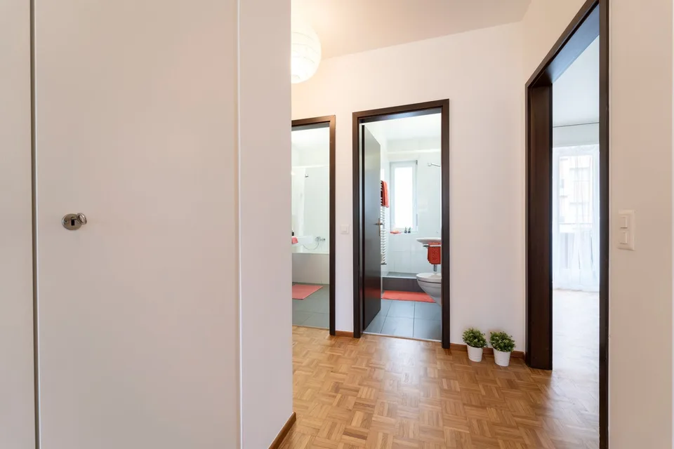 Geräumige Wohnlage mit Terrasse und zwei Badezimmern