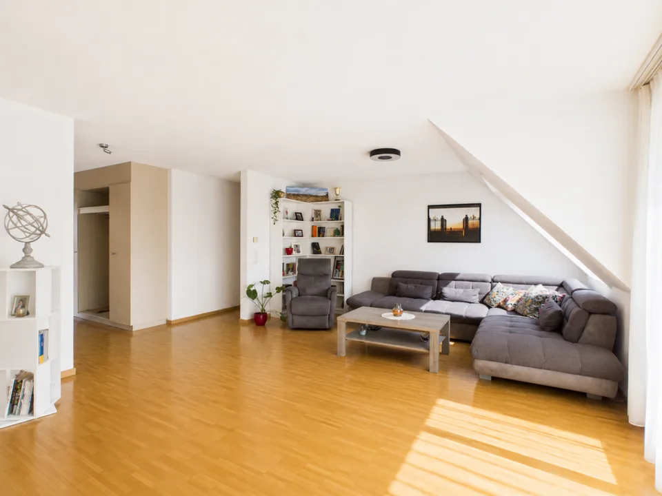 VIEL PLATZ UND HELLE ZIMMER AN ZENTRALER LAGE