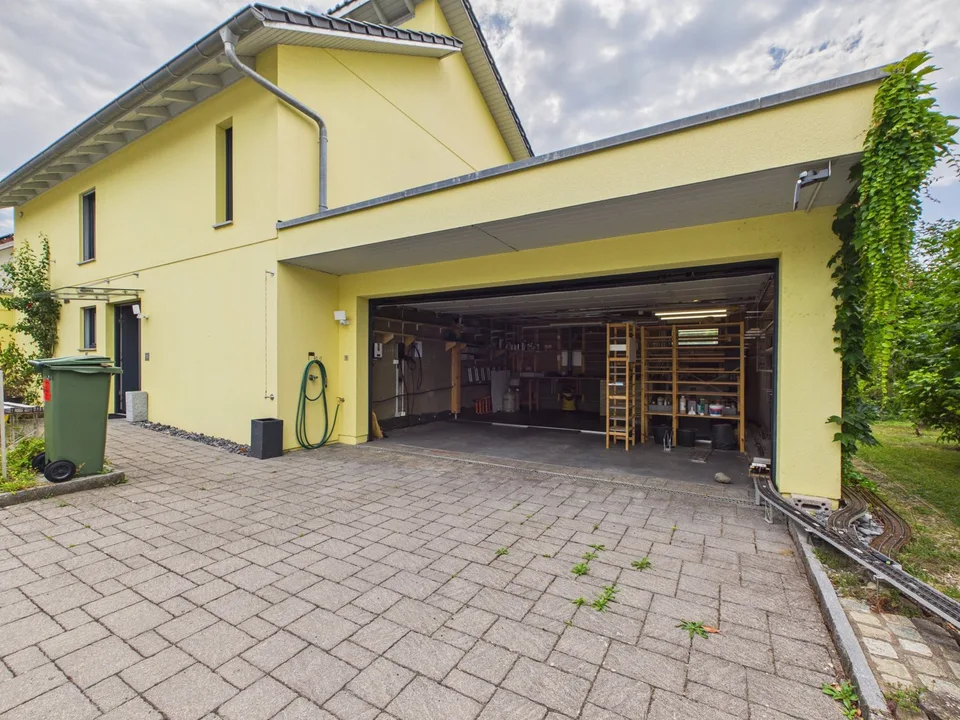 Gepflegtes Einfamilienhaus direkt am Bach, mit Blick ins Grüne