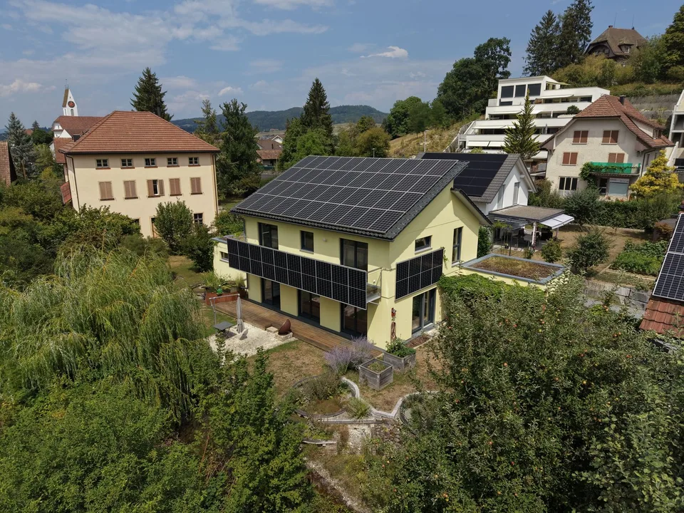 Gepflegtes Einfamilienhaus direkt am Bach, mit Blick ins Grüne