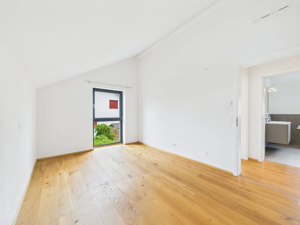 Gepflegtes Einfamilienhaus direkt am Bach, mit Blick ins Grüne