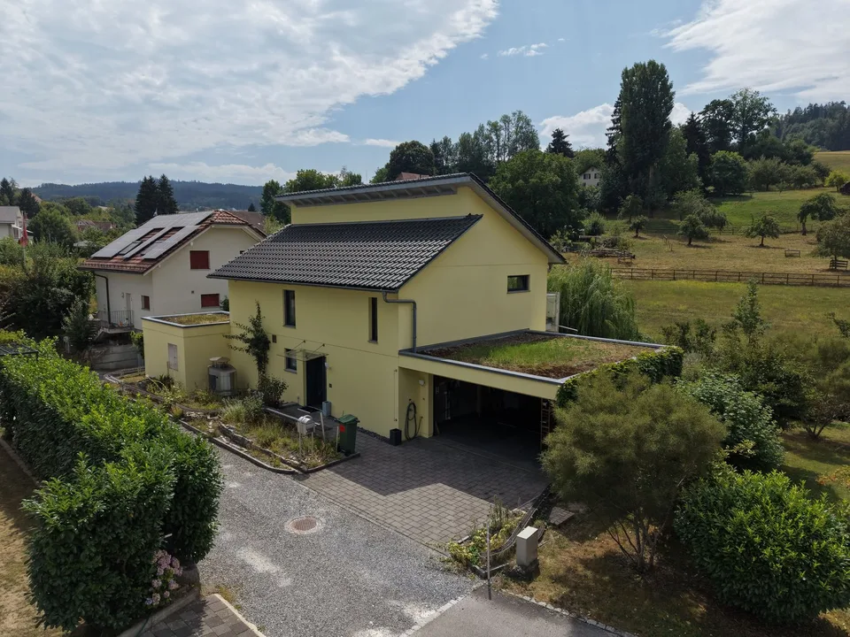 Gepflegtes Einfamilienhaus direkt am Bach, mit Blick ins Grüne