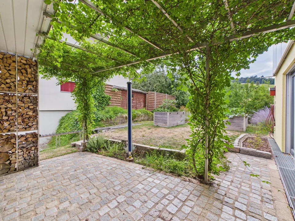 Gepflegtes Einfamilienhaus direkt am Bach, mit Blick ins Grüne