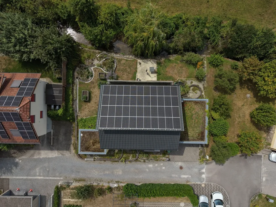 Gepflegtes Einfamilienhaus direkt am Bach, mit Blick ins Grüne