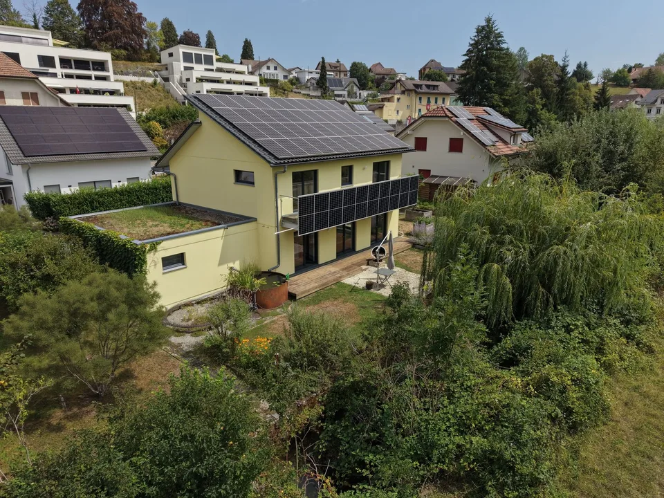 Gepflegtes Einfamilienhaus direkt am Bach, mit Blick ins Grüne