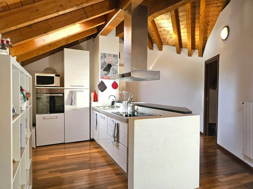 Centre de Mendrisio : Vaste et fascinante mansarde 4,5 pièces dans un immeuble d'époque