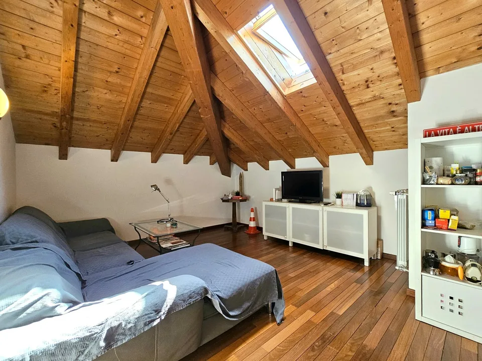 Centre de Mendrisio : Vaste et fascinante mansarde 4,5 pièces dans un immeuble d'époque