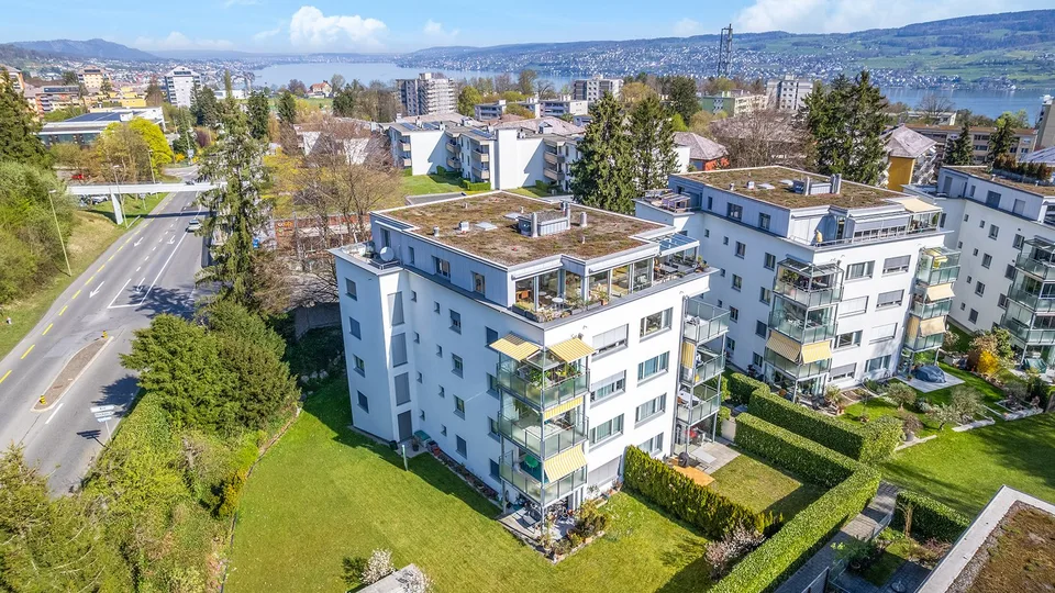 Rêve d'attique ensoleillé avec un sentiment d'espace généreux