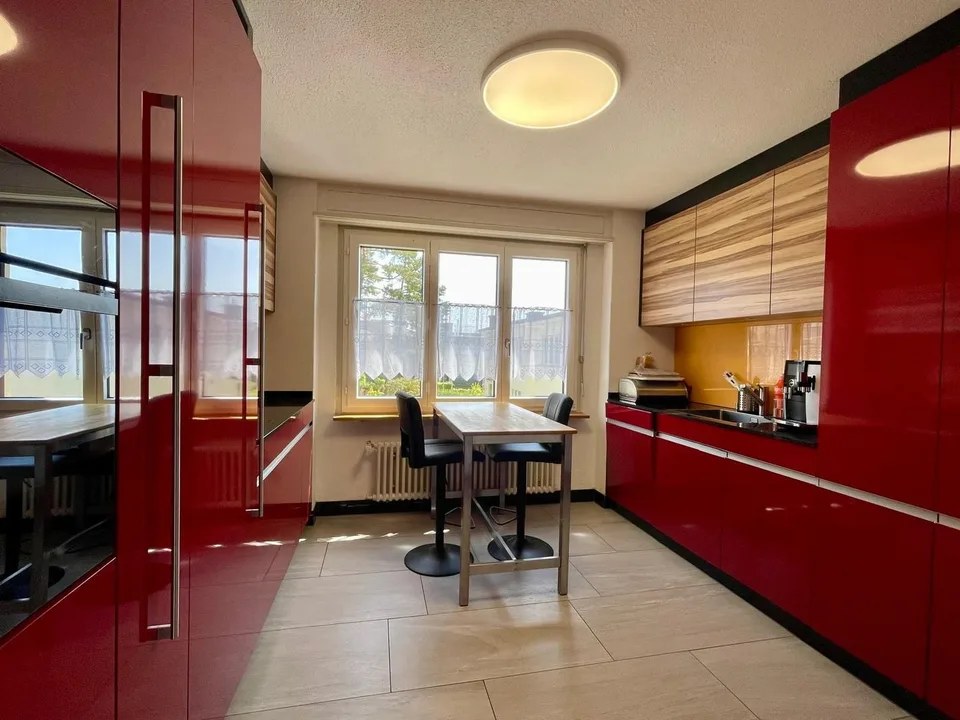 Abitare accogliente con un balcone bello, una vista meravigliosa e uno spazio hobby