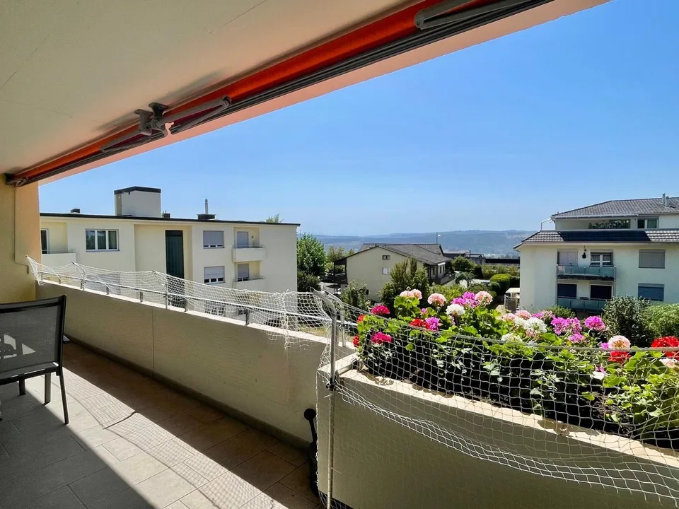 Abitare accogliente con un balcone bello, una vista meravigliosa e uno spazio hobby