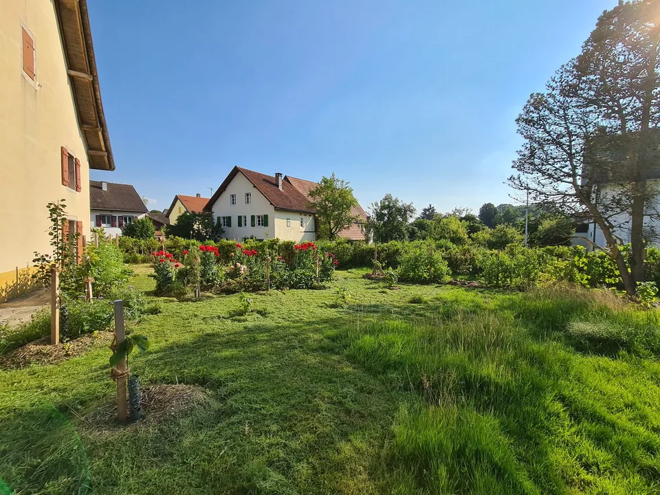 Spacieuse maison avec jardin, garage, grange / Geräumiges Haus mit Garten, Garage, Scheune