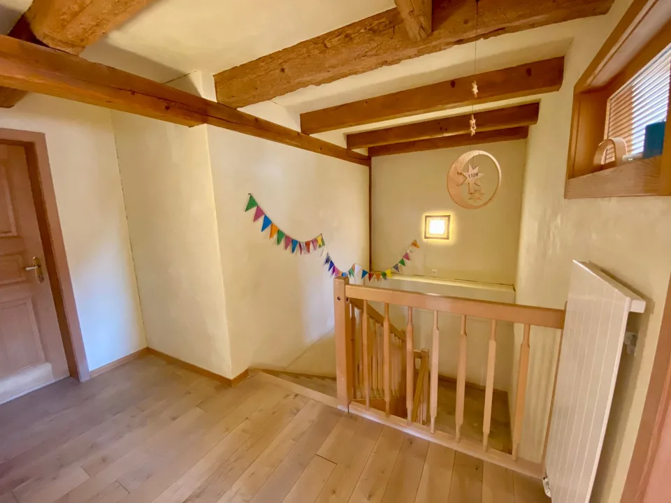 Spacieuse maison avec jardin, garage, grange / Geräumiges Haus mit Garten, Garage, Scheune