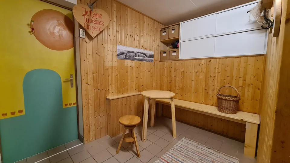 Spacieuse maison avec jardin, garage, grange / Geräumiges Haus mit Garten, Garage, Scheune