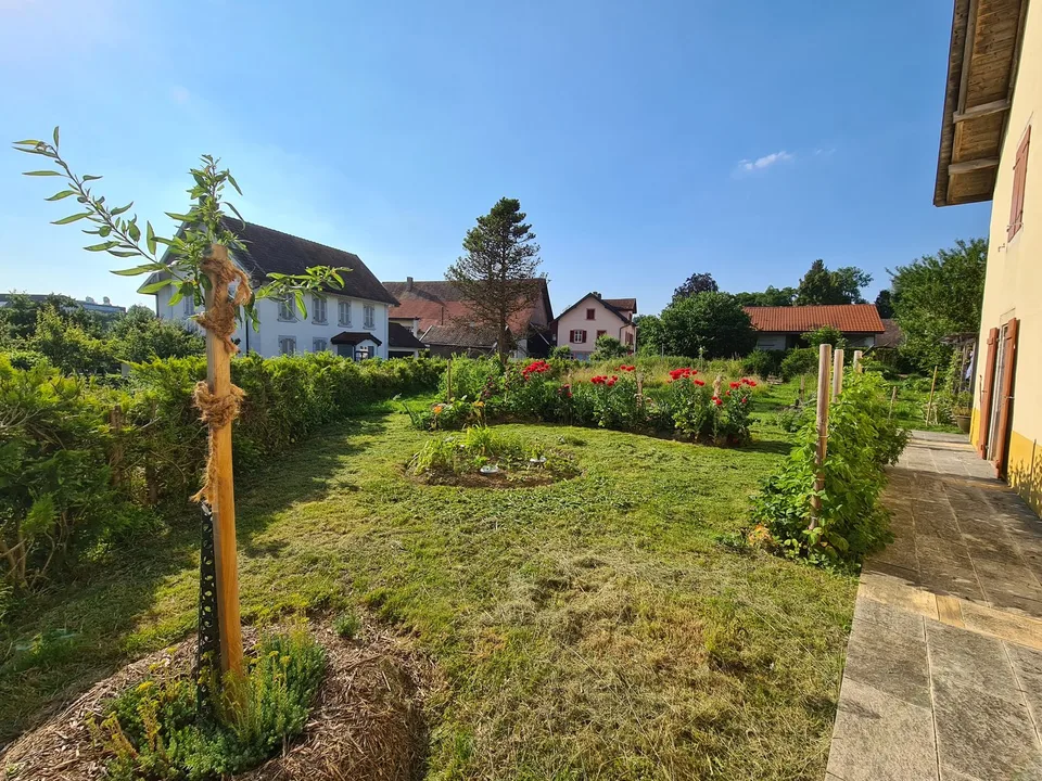 Spacieuse maison avec jardin, garage, grange / Geräumiges Haus mit Garten, Garage, Scheune