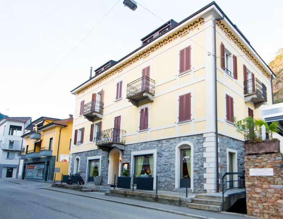 Renovated 2.5-room apartment with balcony in Biasca